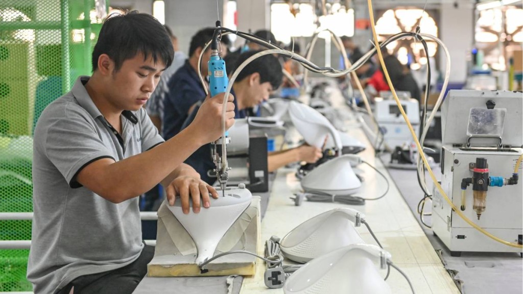 家電生產是廣東的主要產業。圖為佛山順德一家電生產車間。中新社