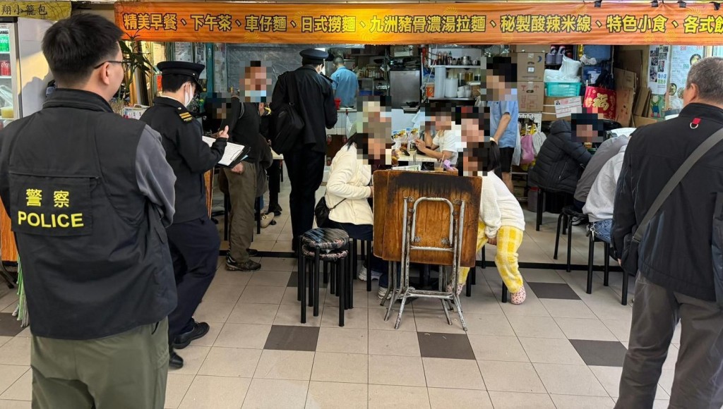 食環署人員根據《食物業規例》巡查相關食肆衞生。 食環署人員根據《食物業規例》巡查相關食肆衞生。
