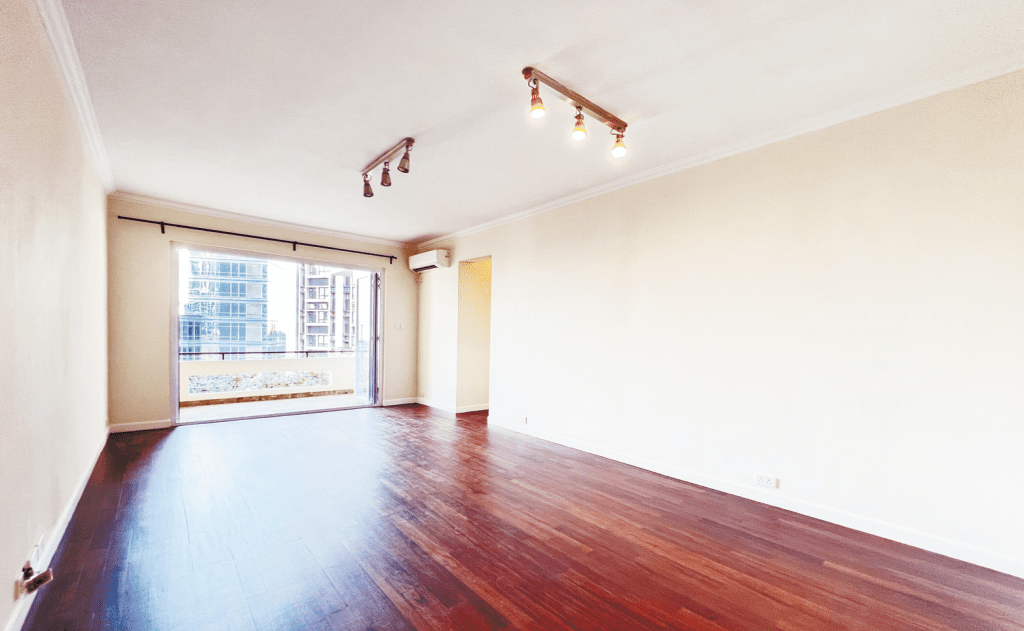 大廳鋪設木地板，牆身雪白無暇，保養得相當新淨。