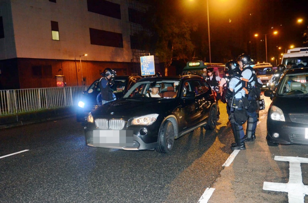 警方其後在西沙路一帶設路障,截查途經車輛。