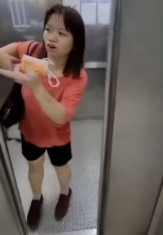 阿儀入電梯後，被女士阻止上樓。