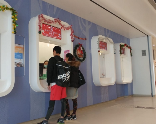 医院首位病人为13岁患有先天性肾病男童，其母亲赞扬医院覆诊流畅十分方便，形容如酒店一样的服务，男童亦表示医院令人感到舒服，笑言像一所私家医院。