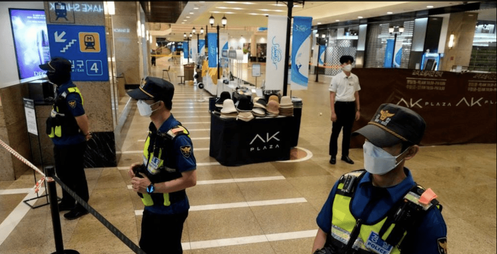 南韓京畿道城南市一間百貨商場3日發生隨機攻擊殺人事件後，警方在現場拉起封鎖線並加強警戒。美聯社