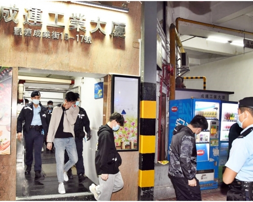 警方搗破一間懷疑無牌酒吧及一間正在營運的派對房間。