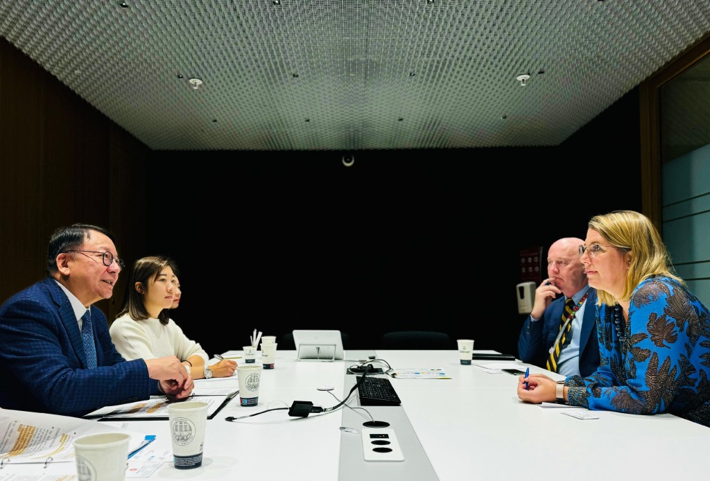 陈国基（左一）在瑞士期间到访世界衞生组织，与对外关系和理事机构事务助理总干事Catharina Boehme博士（右一）及组织其他人员会面。政府新闻处图片