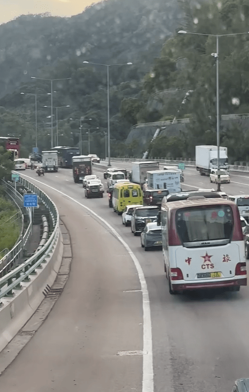 港九及新界多条主要干道及马路出现塞车情况。fb「屯门公路塞车关注组」群组图片