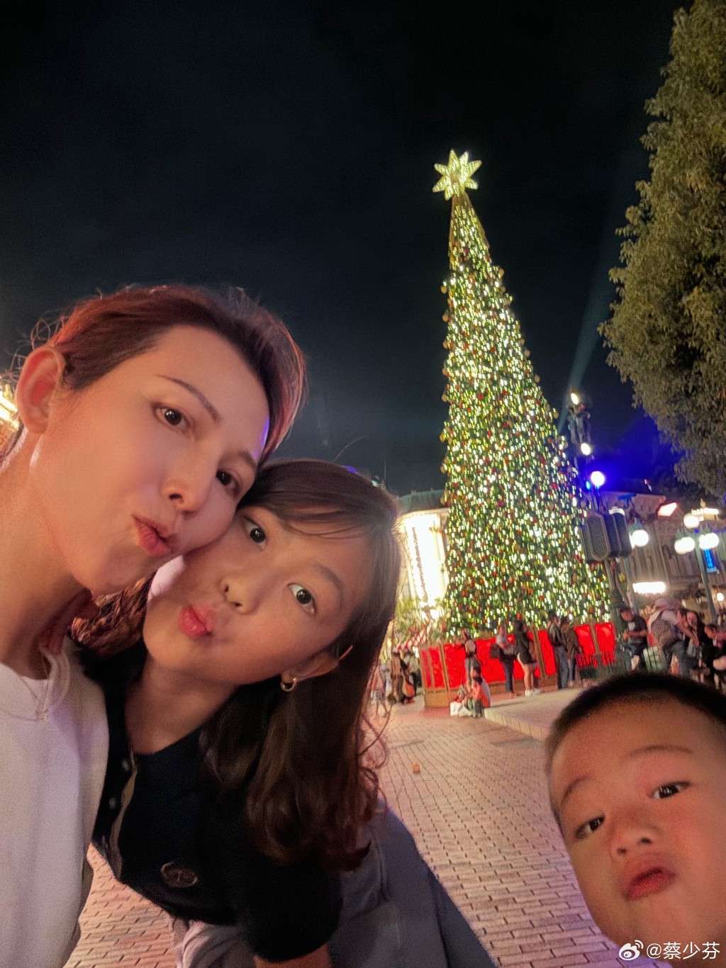 蔡少芬細女張信兒,越大越女。 蔡少芬細女張信兒,越大越女。