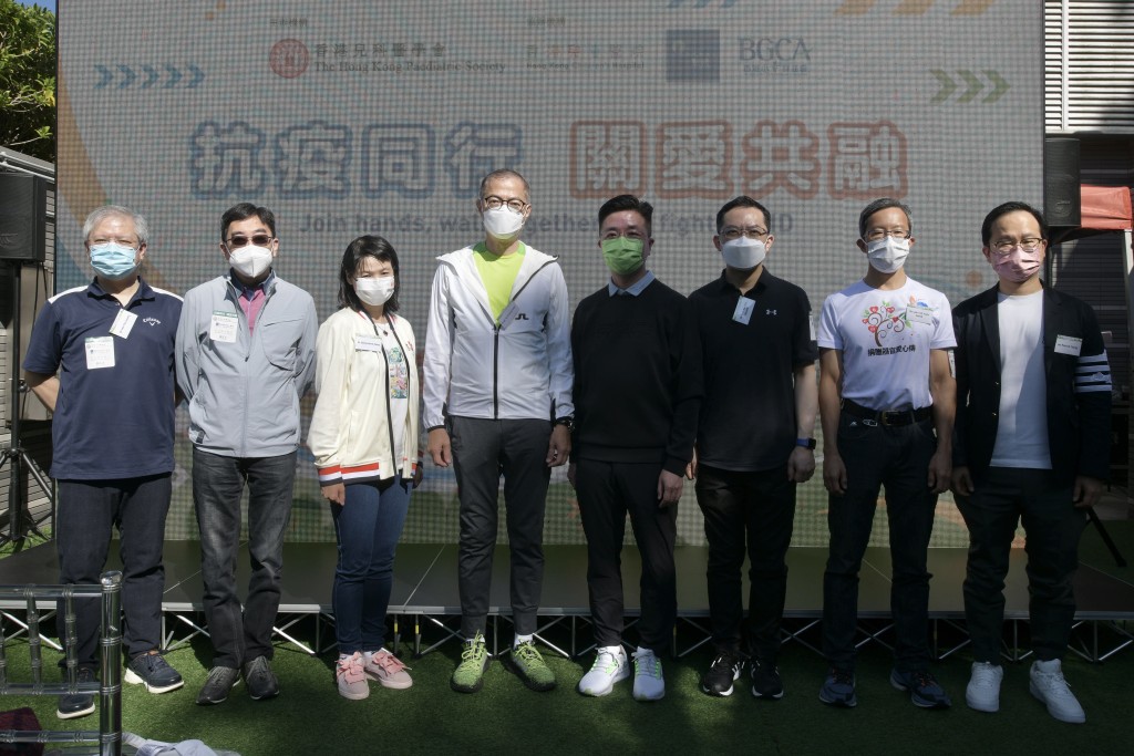 卢宠茂（左四）称会与内地当局，尤其深圳市政府保持密切沟通。陈浩元摄