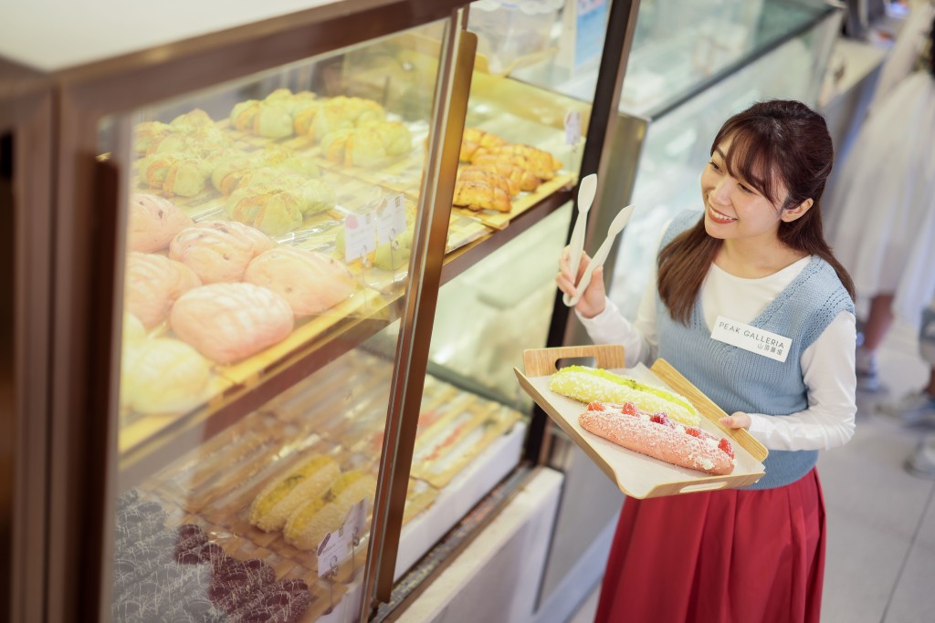 山頂廣場食玩買攻略｜與好友去奈雪的茶購買不同口味的新鮮水果茶及軟麵包齊齊分享。
