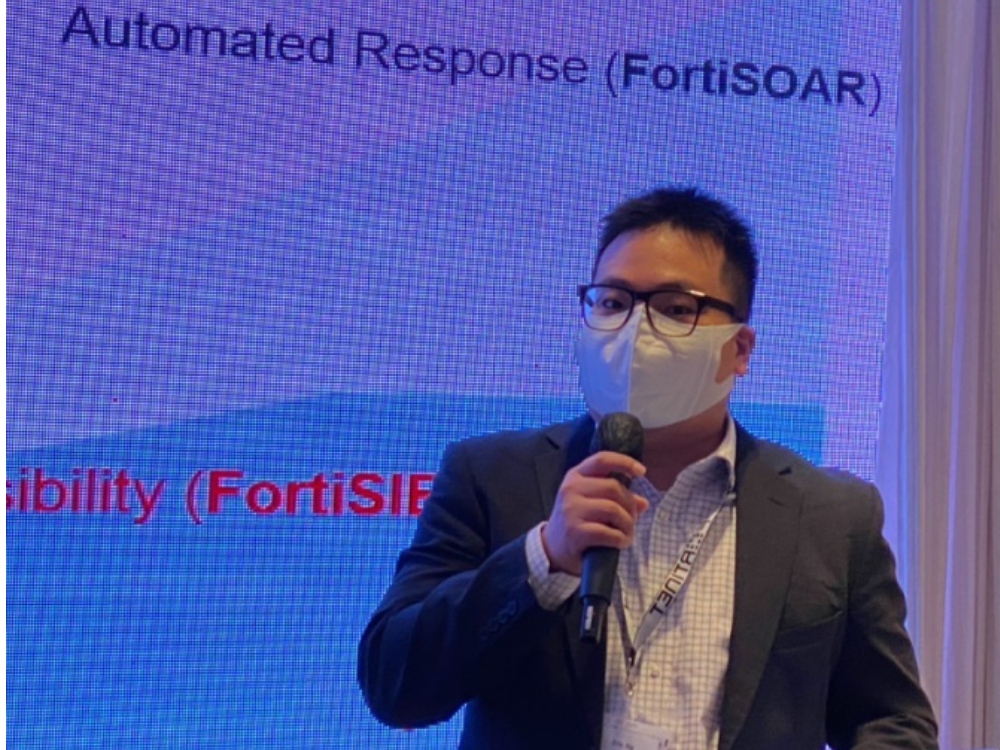 Fortinet香港保安系統架構師Eric Ng:「UEBA能分析網絡上異常,例如某部機器短時期登入多部主機,系統可實時監察主機行為,從行為改變偵察用戶的意圖。」
