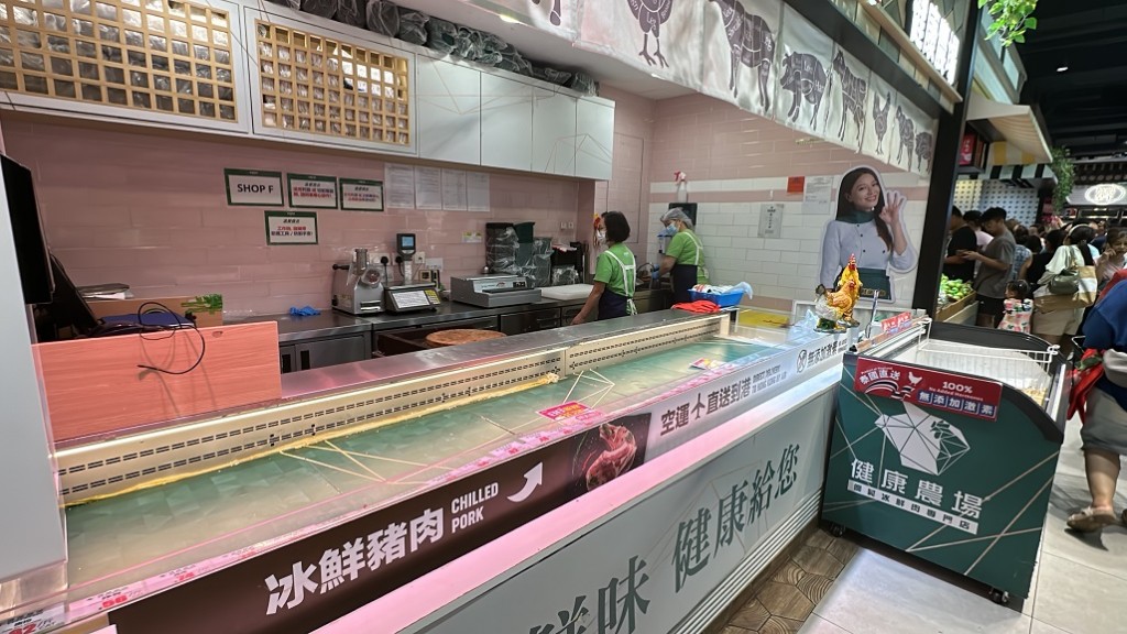 康城设有大型超巿「FRESH新鲜生活」，多个食物货架空空如也，包括图中冰鲜猪肉。(刘汉权摄)