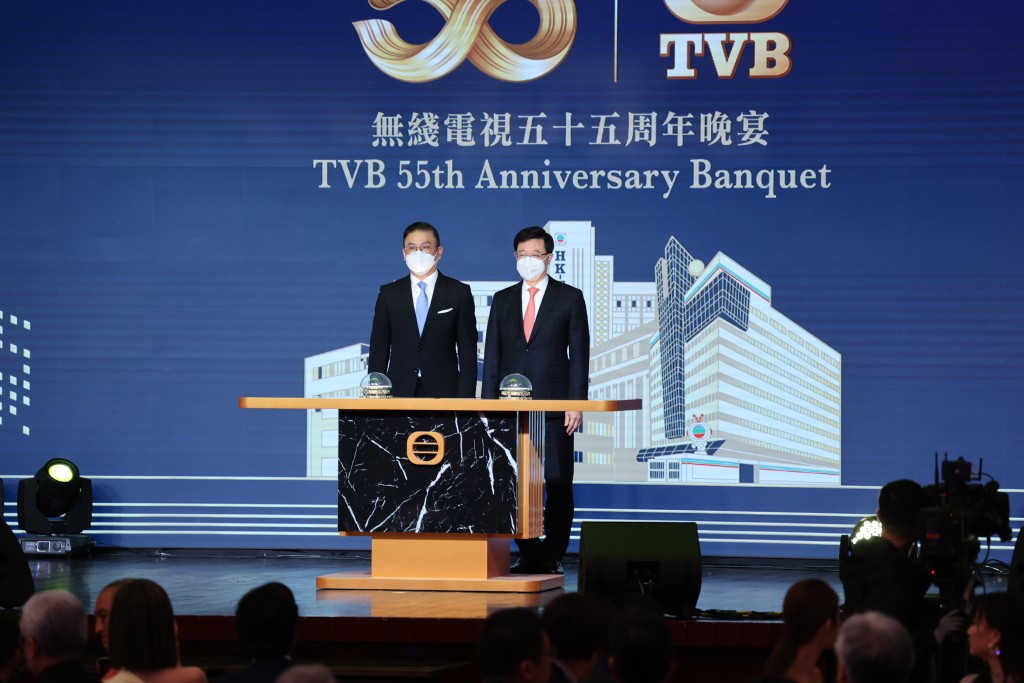電視廣播有限公司主席許濤（左）與行政長官李家超（右）。