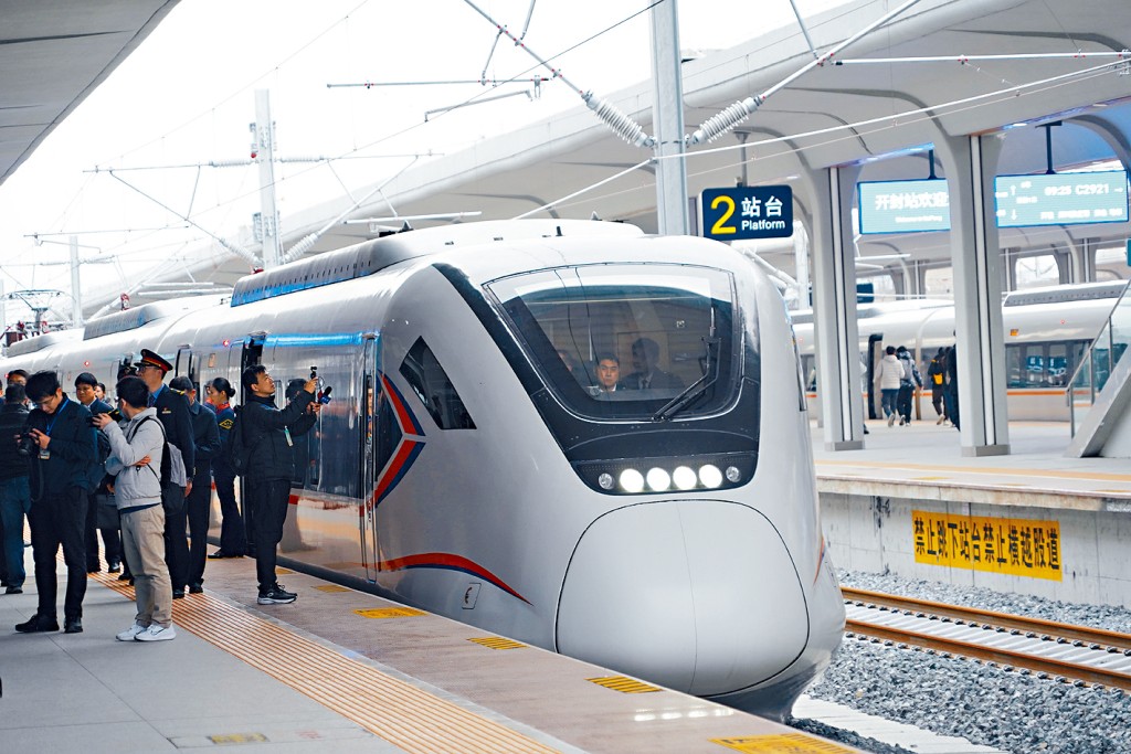 高鐵成為民眾主要出行工具，開始試推「寵物託運」。