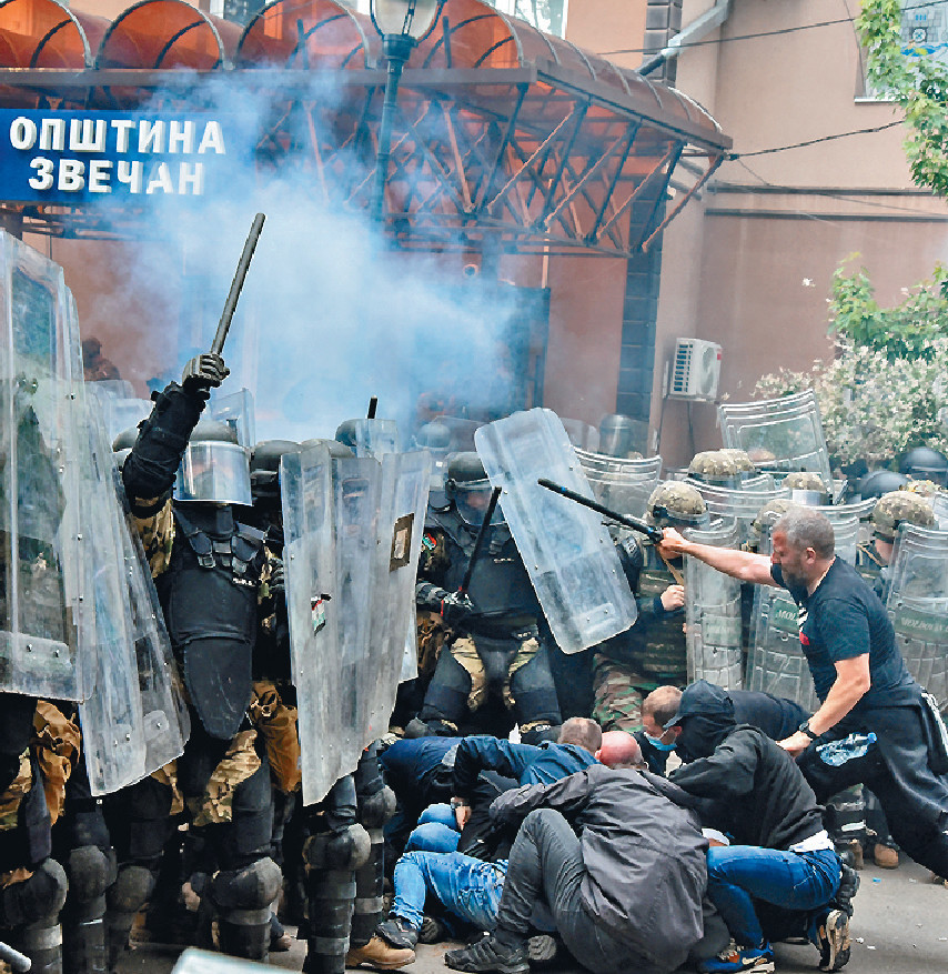 ■科索沃北部的塞尔维亚族人与当地警察和北约维和部队爆发冲突。
