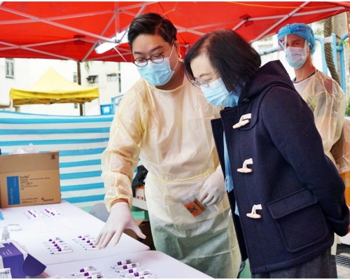 陳肇始(右)指本港第四波疫情的回落速度遠比第三波疫情緩慢。網圖