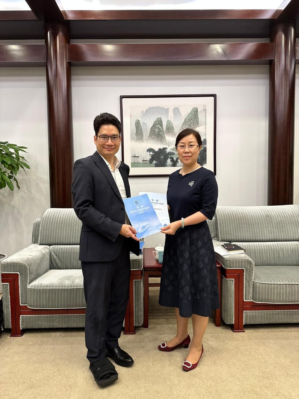 陳浩濂（左）在北京與國家稅務總局國際稅務司司長蒙玉英會面。