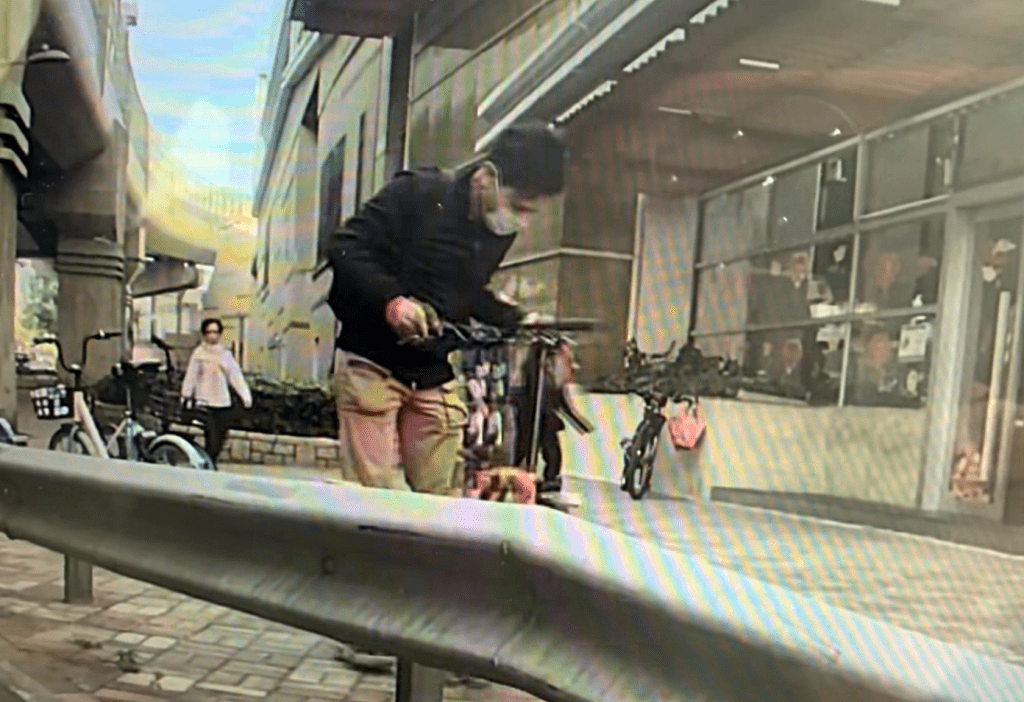 口罩賊偷走單車。網圖