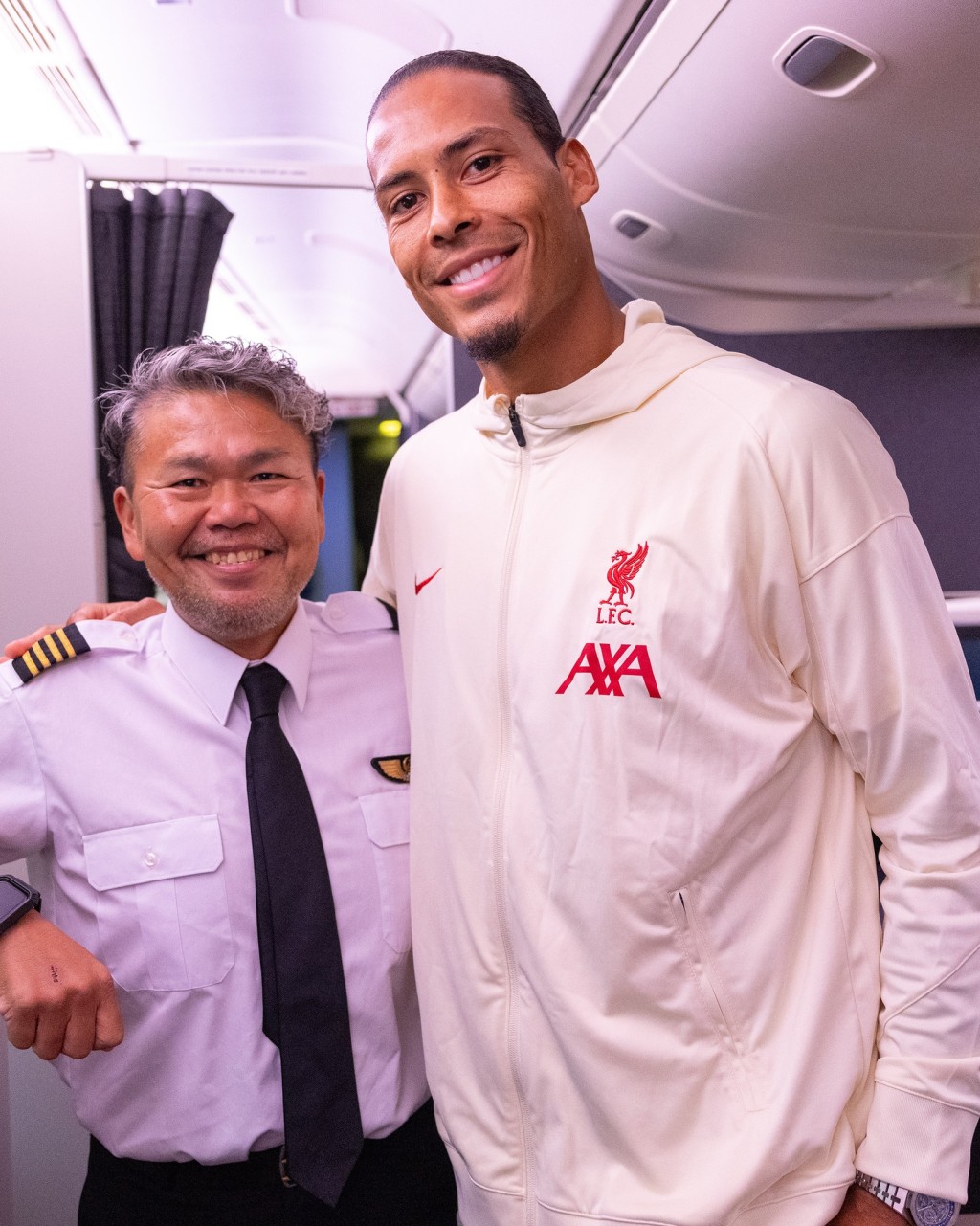 隊長雲迪克(Virgil van Dijk)與機長合照。 隊長雲迪克(Virgil van Dijk)與機長合照。