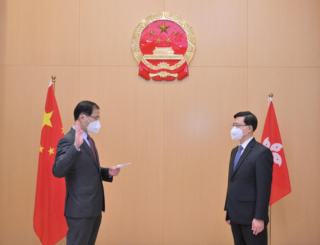 去年8月，維護國家安全委員會秘書長區志光（左）在行政長官李家超（右）監誓下宣誓就任。