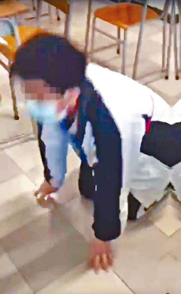 受辱男生狀似跪地求饒。