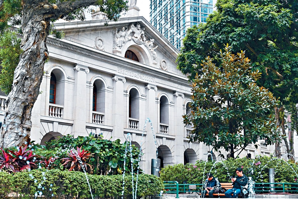 販毒案女被告受審時行使緘默權而沒有作供，被判罪成監禁27年10個月，上訴後下調至25年。