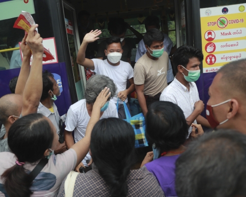 民众夹道欢迎获释人士。AP图片