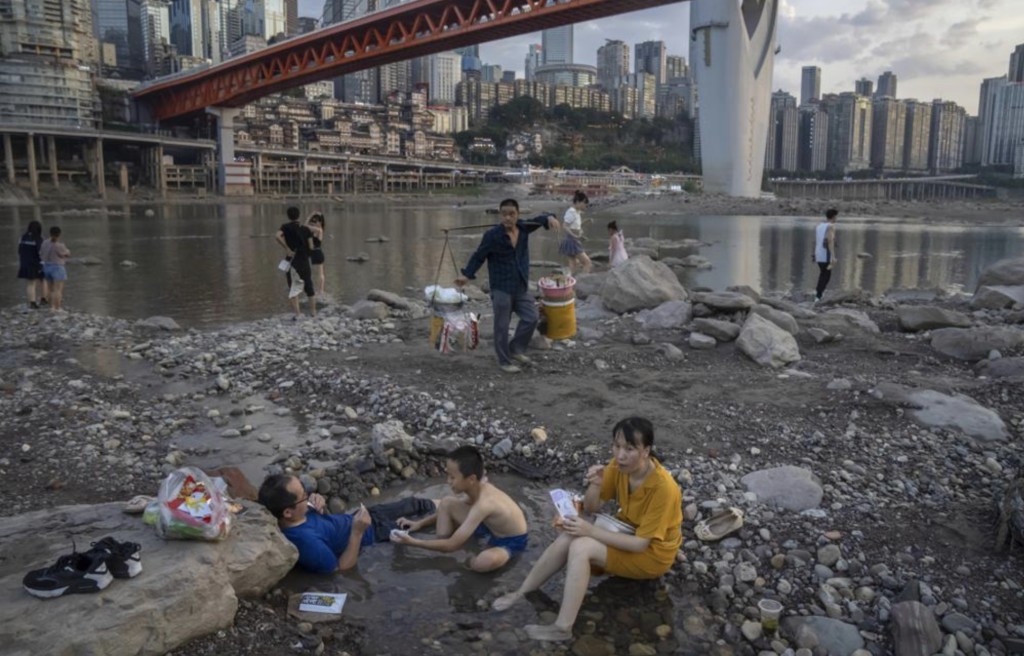 2022年8月，長江上遊嘉陵江乾涸見底。 資料圖片