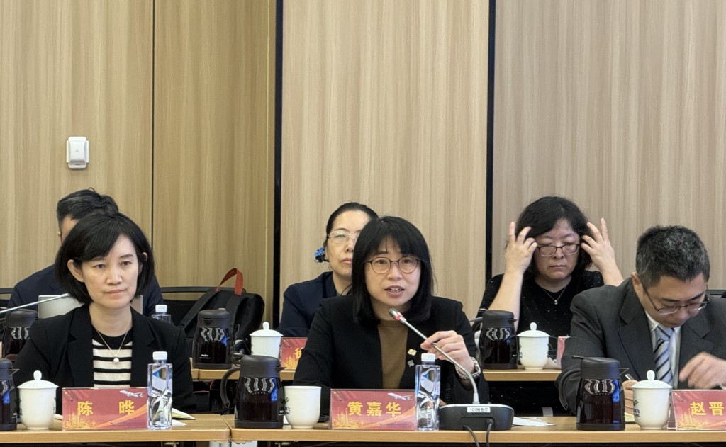 民航处处长黄嘉华(前排中)在会议上发言。 民航处处长黄嘉华(前排中)在会议上发言。