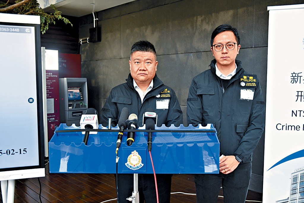 警方新界南總區刑事部警司李木易(左)及反三合會行動組總督察劉煜華講述案情。