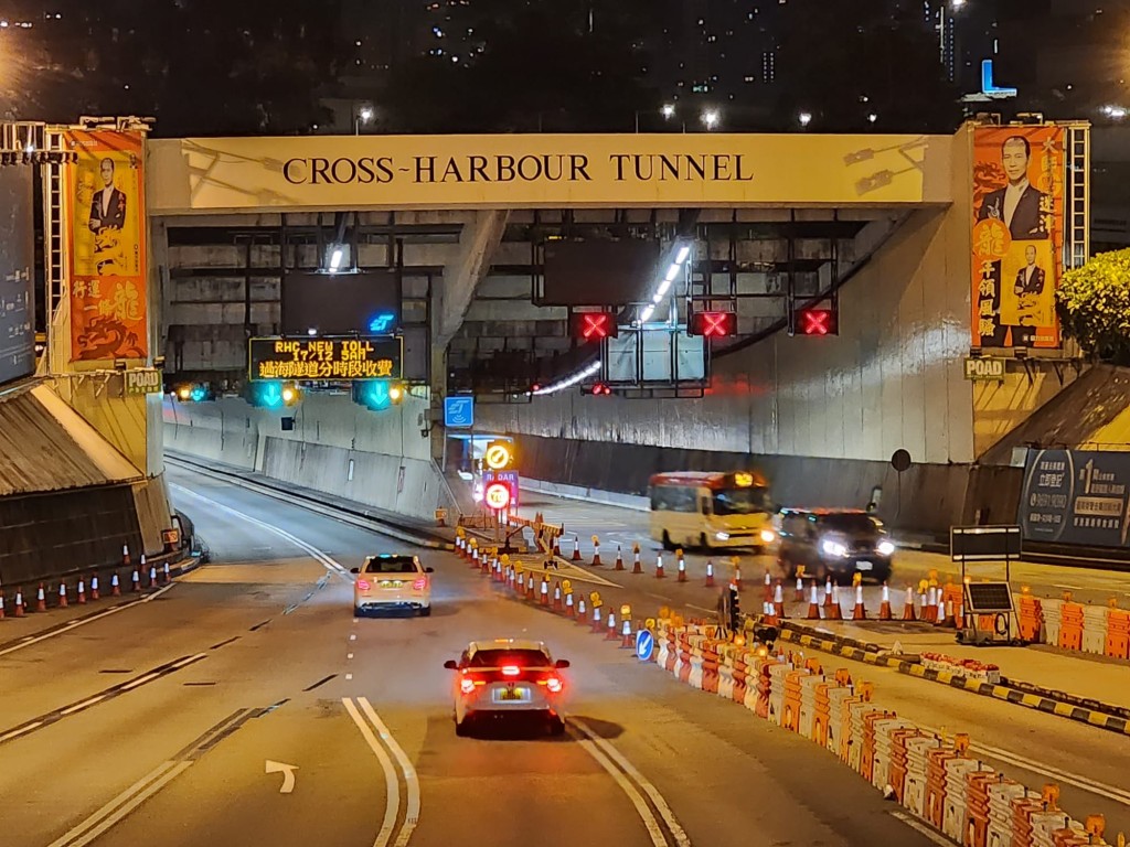 踏入凌晨5時，隧道口新電子屏幕亮起提示開始實施分時段收費的字句，提醒駕駛者。黎志偉攝