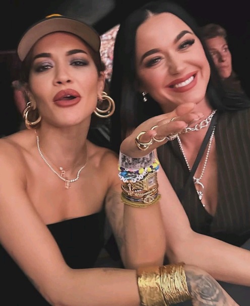 Katy与好友Rita Ora一起在VIP包厢中欣赏Taylor演出。