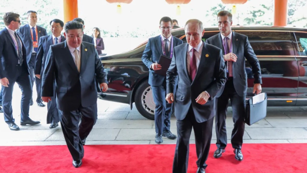 北韓中央電視台播出金正恩訪華出席「九三閱兵」紀錄片。 北韓中央電視台播出金正恩訪華出席「九三閱兵」紀錄片。