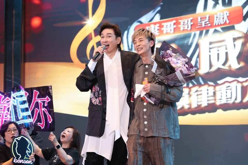 胡渭康、顏志恒載歌載舞。 胡渭康、顏志恒載歌載舞。