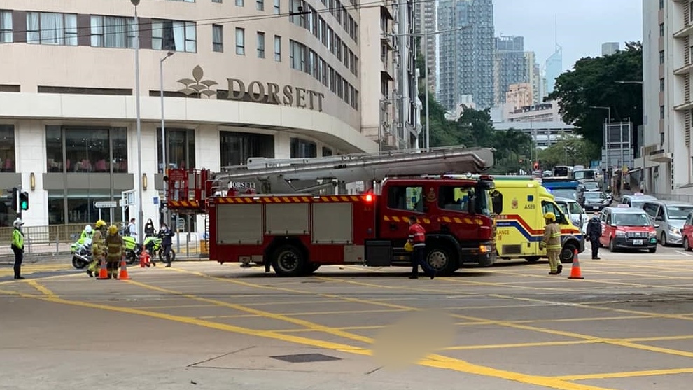 消防到场协助救出伤者。  马路的事 (即时交通资讯台)Bosco Chu