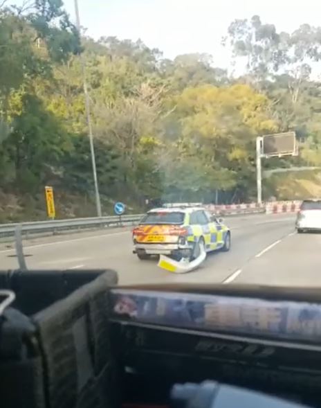 警車追截期間，車尾泵把甩脫。網圖