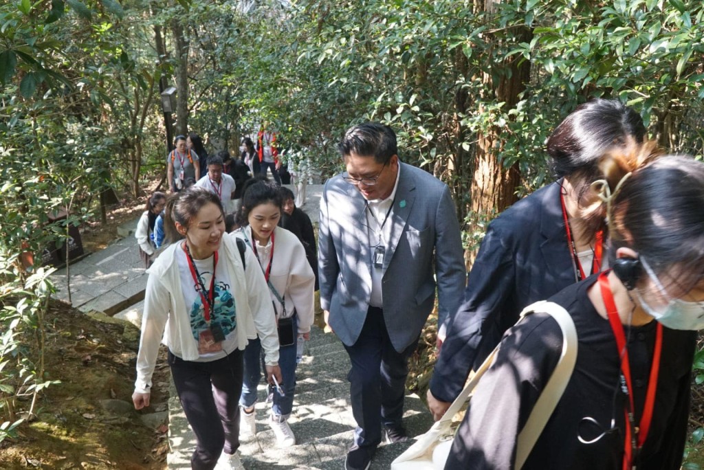 「連青人網絡」成員在梁宏正帶領下登上山頂。民政及青年事務局facebook圖片