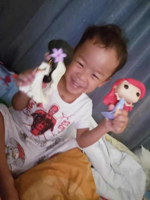 小鐵漢拿起公主出去看騎士龍。FB圖片
