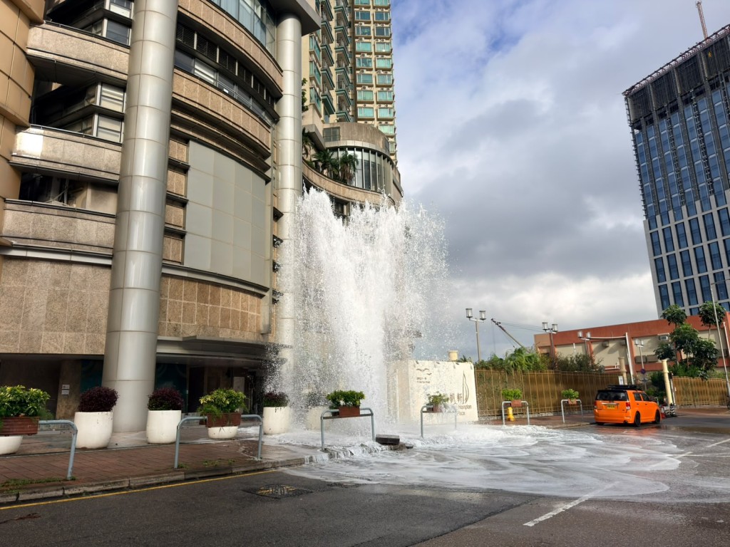 逾十米高的水柱由地面湧出。梁國峰攝