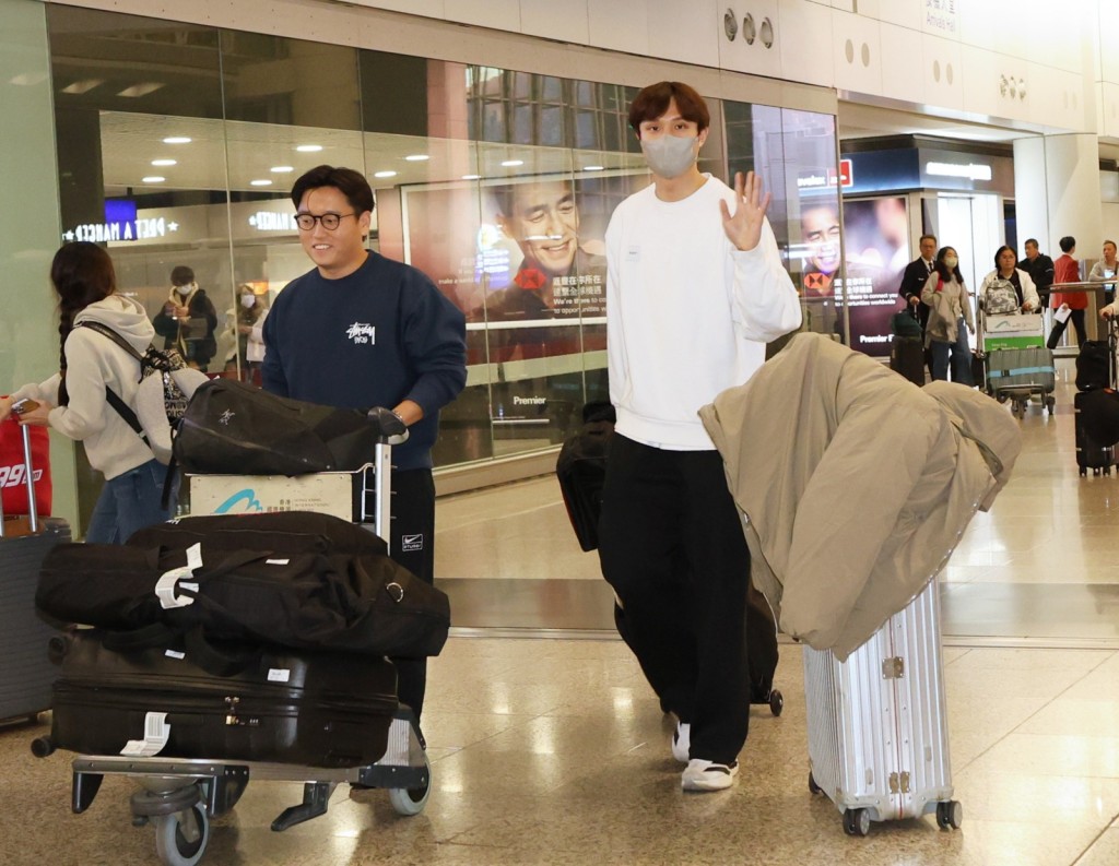 Ryan(右)因喉咙痛出闸时已戴著口罩,旁为体院物理治疗师Marco。徐嘉华摄 Ryan(右)因喉咙痛出闸时已戴著口罩,旁为体院物理治疗师Marco。徐嘉华摄