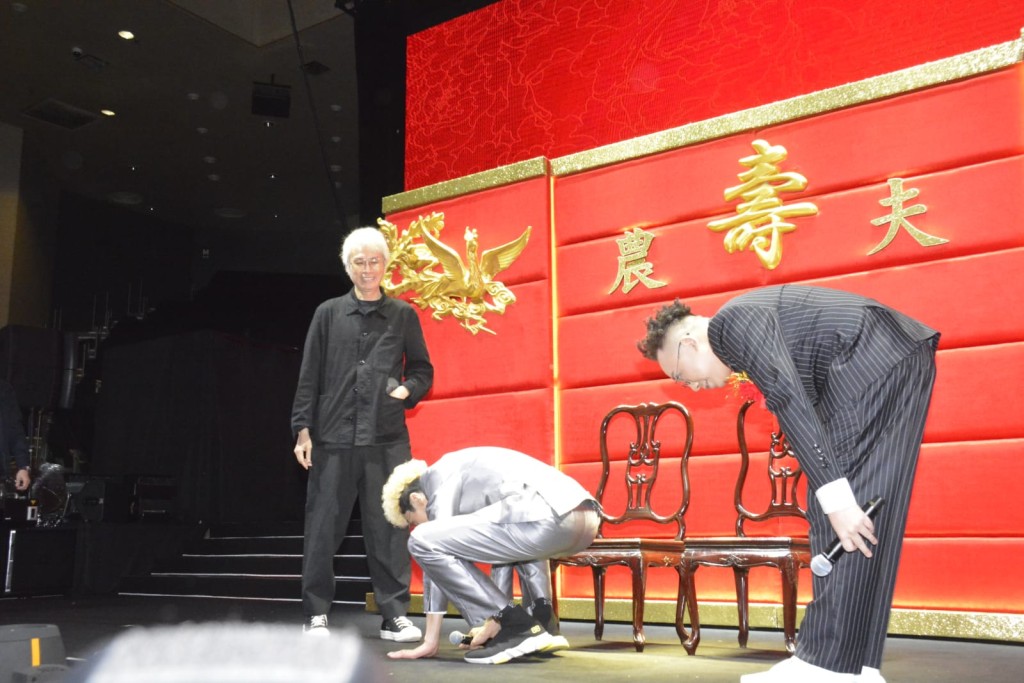子華(左)與農夫大放笑彈。