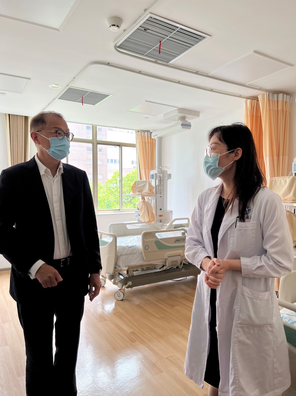 盧寵茂到訪上海交通大學醫學院附屬仁濟醫院的臨床研究中心。