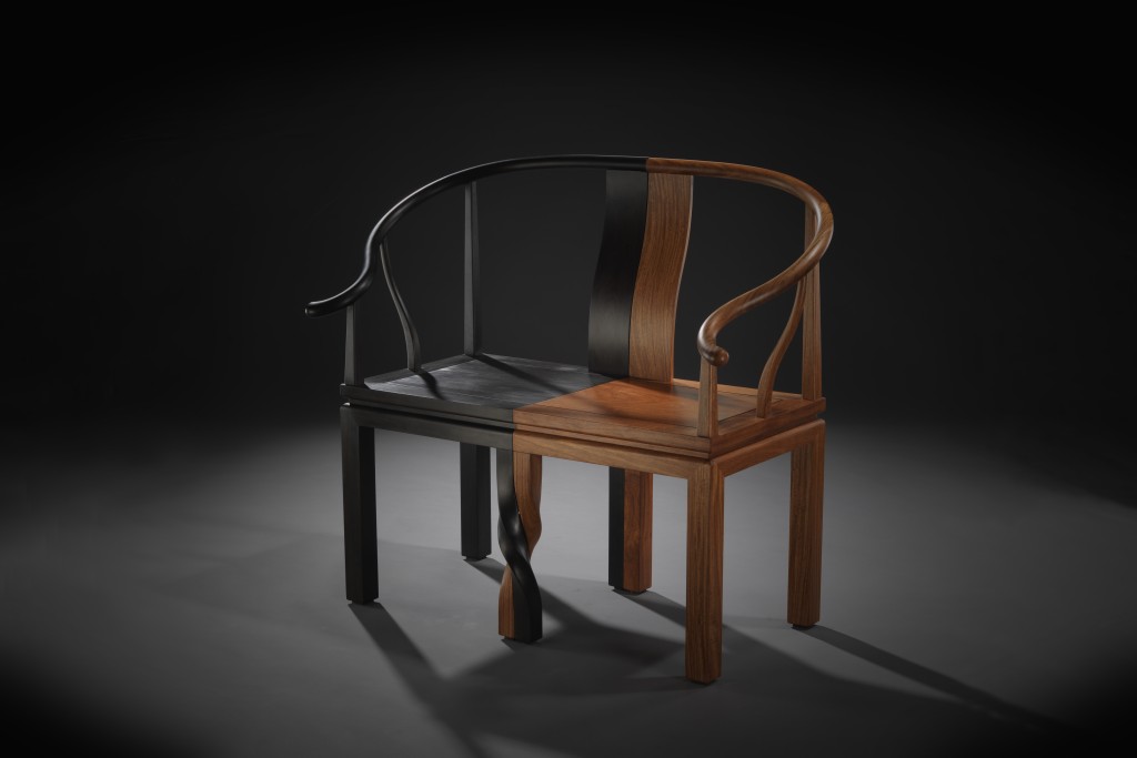 兩張糾纏在一起的椅子，表達人與人之間的關係。