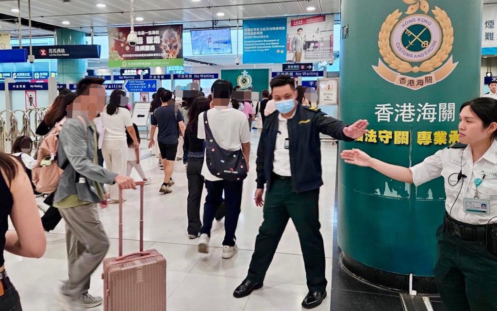 海關助理關長蔣依莉先後前往羅湖管制站、落馬洲支線管制站、港珠澳大橋香港口岸及西九龍高鐵站，實地視察通關概況。香港海關fb圖片
