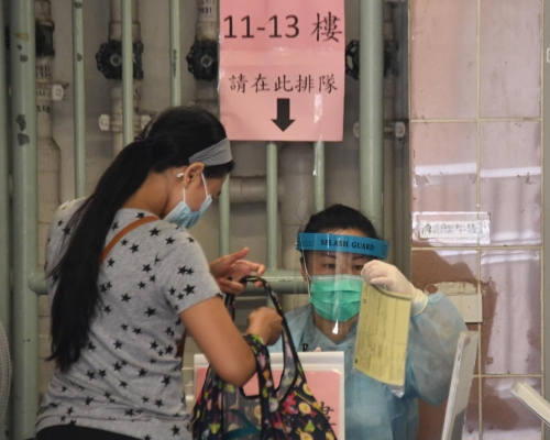 祿泉樓有居民排隊遞交深喉唾液樣本瓶。