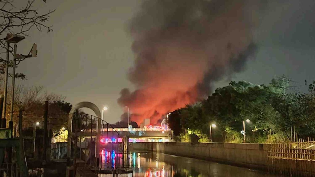 屏夏路一貨倉深夜起火，火勢猛烈，現場有大量濃煙直捲半空。Threads @ gordon_ho_chun_man 圖片
