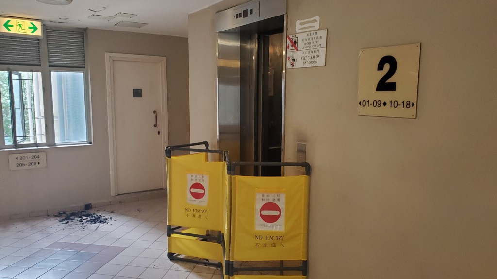 被纵火电梯仍封闭待修。蔡楚辉摄