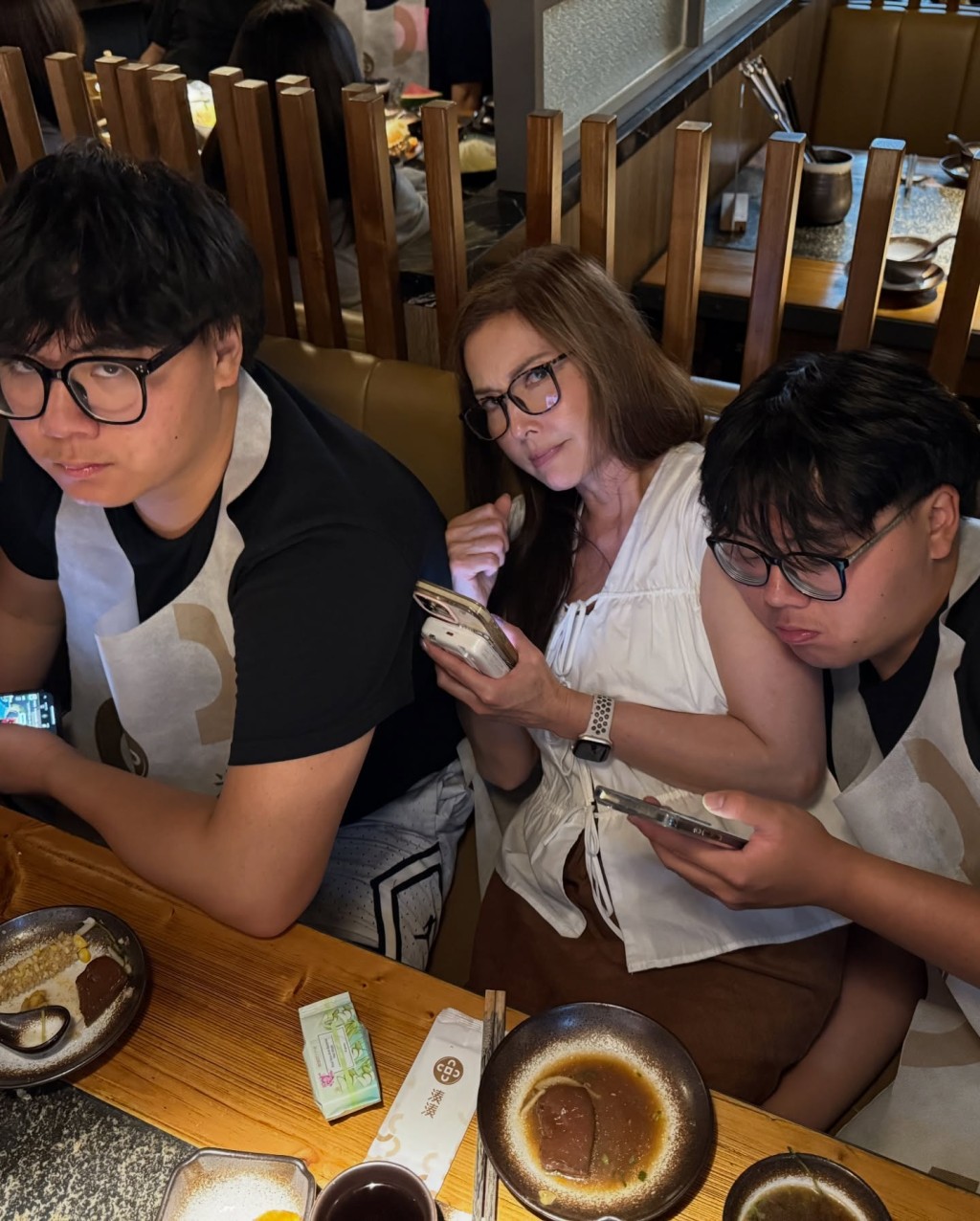 Natalie在IG分享媽媽李婉華與孖生兒子的合照。