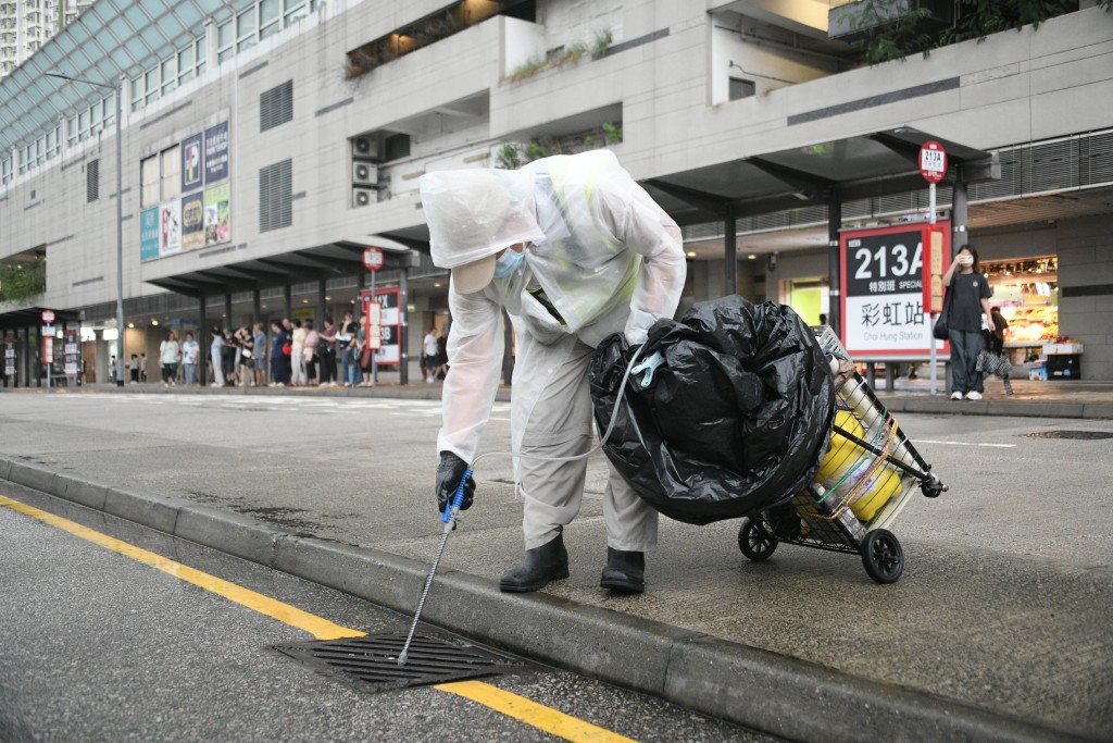 林文健認為當局及市民都要做好防蚊控蚊措施。資料圖片