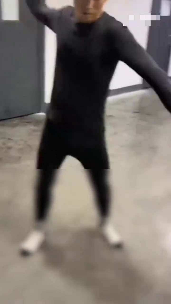 冷血教官再次將貓摔落地。 網片截圖 冷血教官再次將貓摔落地。 網片截圖