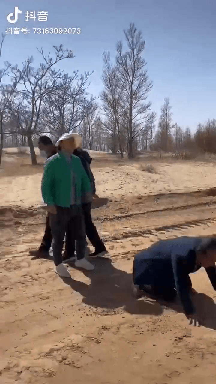 影片中跪地求水的男子是曾被央視新聞報道過的寧夏「治沙英雄」孫國友。